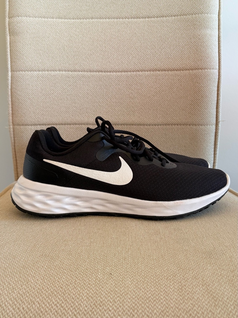 Nike Men’s Black and White Athletic Running Shoes